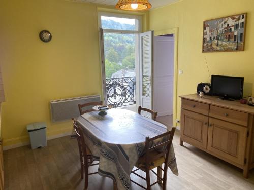Appartement La Bourboule, 3 pièces, 4 personnes - FR-1-667-1