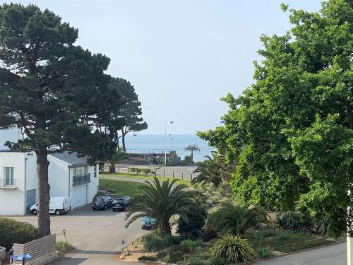 Photo de la galerie de l'établissement Bénodet - Confortable appartement près de la plage avec Wifi et parking - FR-1-481-110, à Bénodet