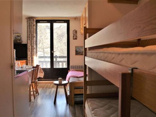 Fotografia z galérie ubytovania Charmant T2 au calme, 4 couchages, balcon vue sud, skis et combinaison inclus, proche navette gratuite - FR-1-330-556 v destinácii Risoul