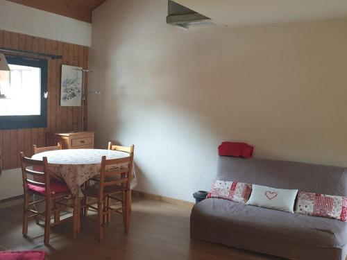 un salon avec une table et un canapé dans l'établissement Appartement Duplex 2 Pièces au Pied des Pistes - FR-1-573-82, à Saint-Jean-dʼAulps