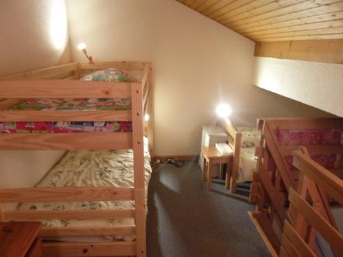une chambre avec deux lits superposés et une table dans l'établissement Appartement Duplex 2 Pièces au Pied des Pistes - FR-1-573-82, à Saint-Jean-dʼAulps