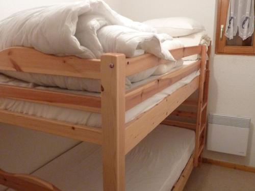 Postel nebo postele na pokoji v ubytování Location 3 pièces cabine - Animaux admis, parking - Au pied des pistes à St Jean d'Aulps - FR-1-573-85