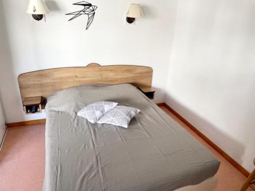 - une chambre avec un lit et 2 oreillers dans l'établissement Appartement Saint-François-Longchamp, 3 pièces, 6 personnes - FR-1-635-73, à Saint-François-Longchamp
