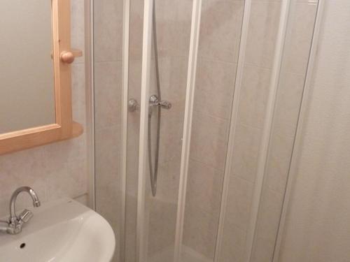 Koupelna v ubytování Location 3 pièces cabine - Animaux admis, parking - Au pied des pistes à St Jean d'Aulps - FR-1-573-85