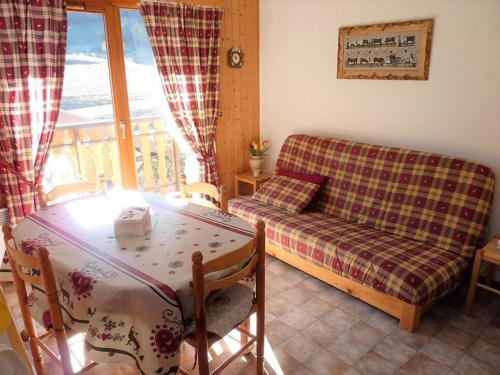 un salon avec un canapé et une table dans l'établissement Appartement 2 pièces avec balcon, parking - Secteur calme - FR-1-573-66, à Le Biot