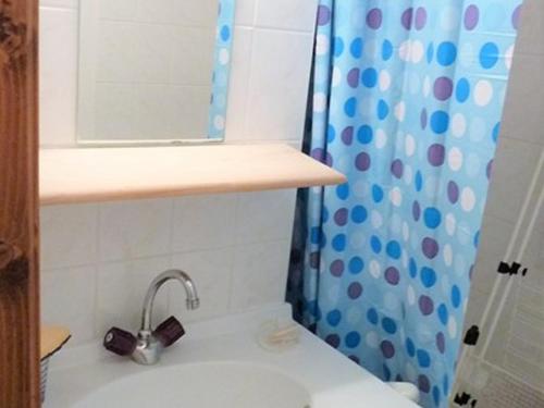 une salle de bain avec un lavabo et un rideau de douche dans l'établissement Appartement 2 pièces avec balcon, parking - Secteur calme - FR-1-573-66, à Le Biot