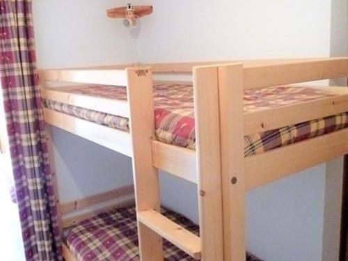 une chambre avec deux lits superposés dans l'établissement Appartement 2 pièces avec balcon, parking - Secteur calme - FR-1-573-66, à Le Biot