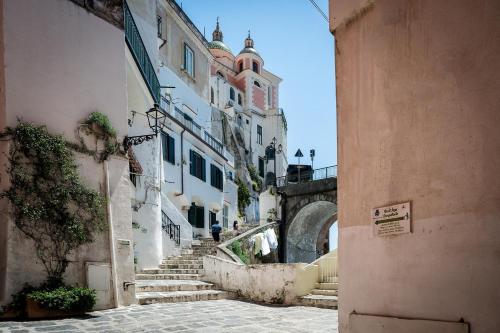 an alley with stairs leading up to a building at Casapà in Atrani