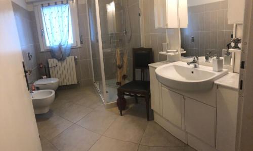 y baño con lavabo y aseo. en Al Divenire B&B Apartments en San Giorgio Di Mantova