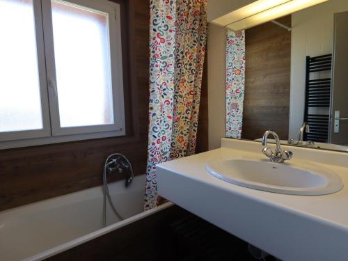łazienka z umywalką, wanną i oknem w obiekcie Appartement 3 pièces cosy centre des Gets, proche télécabine, Wi-Fi - FR-1-623-311 w mieście Les Gets