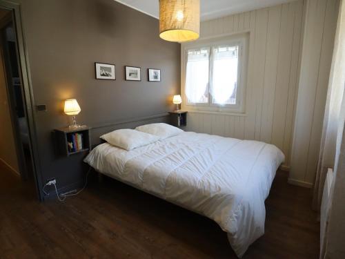 sypialnia z łóżkiem z białą pościelą i oknem w obiekcie Appartement 3 pièces cosy centre des Gets, proche télécabine, Wi-Fi - FR-1-623-311 w mieście Les Gets