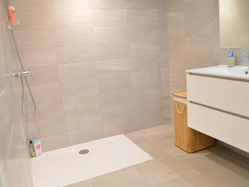 une salle de bain avec douche et lavabo dans l'établissement Appartement Neuf Climatisé, Terrasse, Parking, Plage à Pied, Cavalaire-sur-Mer - FR-1-226B-106, à Cavalaire-sur-Mer