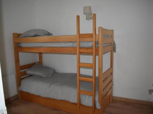 - deux lits superposés dans une chambre dans l'établissement Appartement Bolquère-Pyrénées 2000, 3 pièces, 4 personnes - FR-1-592-40, à Font-Romeu