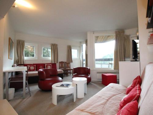 un soggiorno con sedie rosse e un divano di Appartement Avoriaz, 3 pièces, 7 personnes - FR-1-633-51 a Morzine