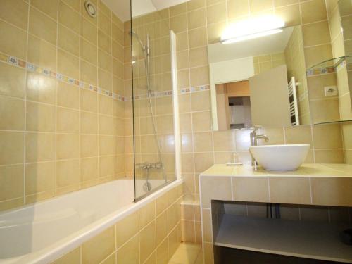 une salle de bain avec un lavabo, une douche et une baignoire dans l'établissement Avoriaz: Duplex ensoleillé, 2 chambres, 7 pers, balcon, TV, WiFi - FR-1-633-51, à Morzine