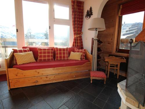 un salon avec un canapé rouge et des fenêtres dans l'établissement Appartement ensoleillé à Avoriaz, 4 pers, avec cheminée, wifi et skis - FR-1-633-54, à Morzine