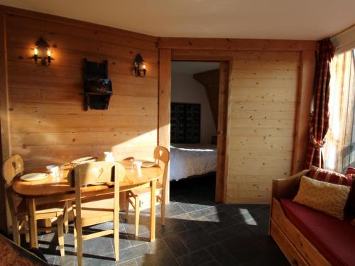 une salle à manger avec une table et une chambre dans l'établissement Appartement ensoleillé à Avoriaz, 4 pers, avec cheminée, wifi et skis - FR-1-633-54, à Morzine