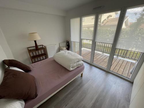 a bedroom with a bed and a balcony at Appartement cosy pour 5 pers. à Arcachon avec balcon et équipements complets - FR-1-474-213 in Arcachon