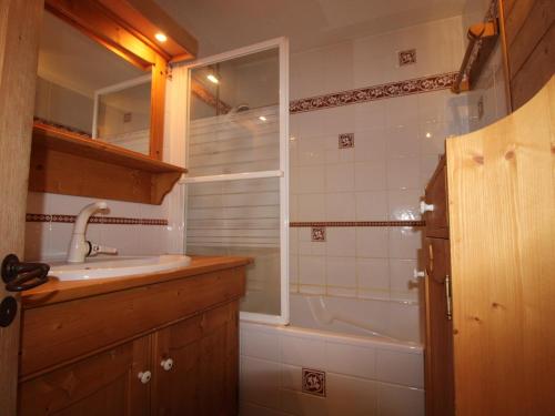 une salle de bain avec un lavabo et une baignoire dans l'établissement Appartement ensoleillé à Avoriaz, 4 pers, avec cheminée, wifi et skis - FR-1-633-54, à Morzine