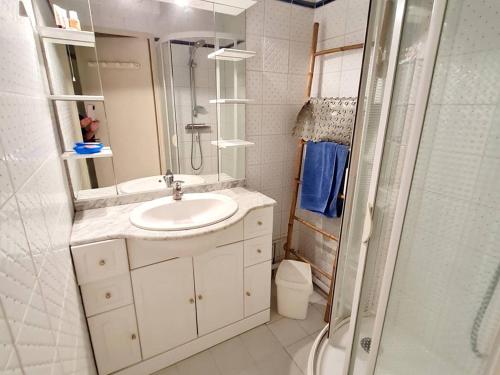 une salle de bain blanche avec un lavabo et une douche dans l'établissement T3 climatisé avec piscine, Wi-Fi et parking – À 200 m des plages et commerces - FR-1-316-291, à Six-Fours-les-Plages