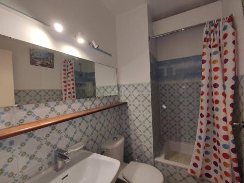 une salle de bain avec un lavabo, des toilettes et un miroir dans l'établissement T1 proche Parc Charles de Gaulle, 1er étage avec ascenseur, loggia, tout équipé, idéale pour 2 personnes - FR-1-571-55, à Balaruc-les-Bains