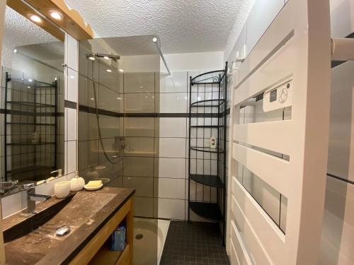 une salle de bain avec douche et lavabo dans l'établissement Studio charmant avec coin montagne, accès ski, parking et WIFI à La Clusaz - FR-1-437-93, à La Clusaz