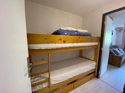 - 2 lits superposés dans une chambre avec un miroir dans l'établissement Studio charmant avec coin montagne, accès ski, parking et WIFI à La Clusaz - FR-1-437-93, à La Clusaz