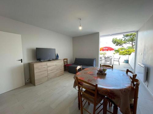 Appartement rénové 2 pièces, terrasse, parking privé, proche plage et commerces - FR-1-224C-192