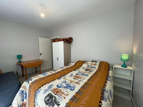 une chambre avec un lit avec une couette dessus dans l'établissement Appartement rénové 2 pièces, terrasse, parking privé, proche plage et commerces - FR-1-224C-192, à Saint-Hilaire-de-Riez