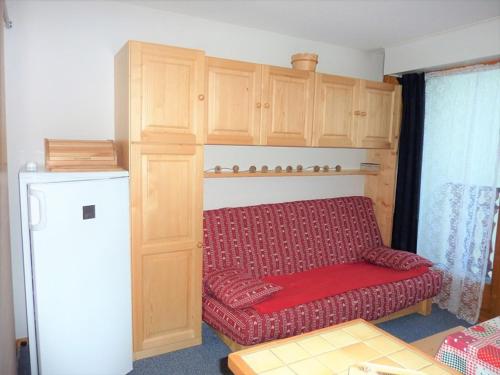 - un salon avec un canapé rouge et un réfrigérateur dans l'établissement Studio au pied de la télécabine avec balcon - FR-1-573-73, à Saint-Jean-dʼAulps