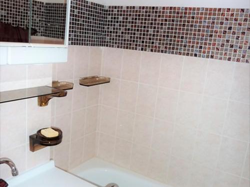 łazienka z wanną, toaletą i umywalką w obiekcie Studio au pied de la télécabine avec balcon - FR-1-573-73 w mieście Saint-Jean-dʼAulps