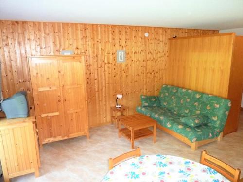 Posezení v ubytování Studio cosy avec accès piscine collective près des pistes - FR-1-573-86