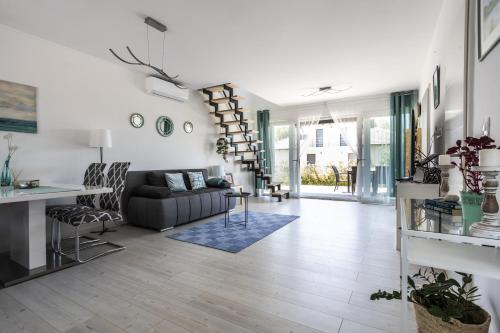 salon z kanapą i stołem w obiekcie Dream Summer House Fonyód w mieście Fonyód