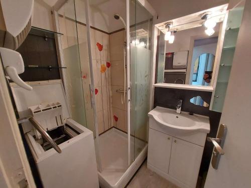 La petite salle de bains est pourvue d'une douche et d'un lavabo. dans l'établissement Appartement climatisé 3 pièces, 6 pers, terrasse, BBQ, parking privé, à 100 m de la plage - FR-1-423-253, au Grau-dʼAgde