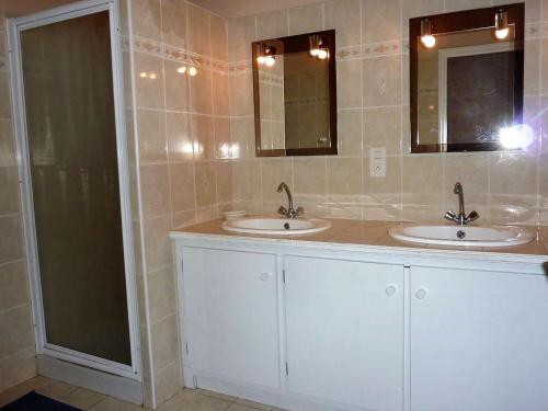 une salle de bain avec deux lavabos et deux miroirs dans l'établissement Maison avec grand jardin clos, 6 couchages, proche forêt domaniale - Saint-Georges-d'Oléron - FR-1-246A-131, à Saint-Georges-dʼOléron