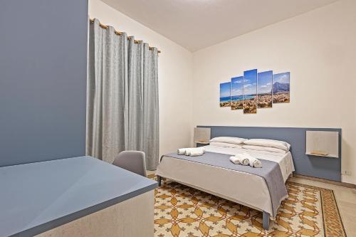 ein Schlafzimmer mit einem Bett und einem Schreibtisch. in der Unterkunft nearporto in Trapani