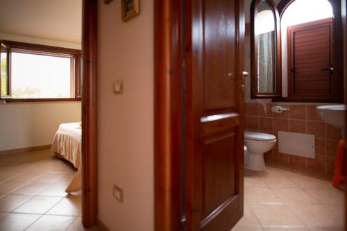 Vonios kambarys apgyvendinimo įstaigoje Agriturismo i doni del mandorlo