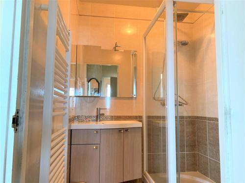 une salle de bain avec douche et lavabo dans l'établissement Appartement avec terrasse, parking, plage de Trestraou à Perros-Guirec - FR-1-368-350, à Perros-Guirec