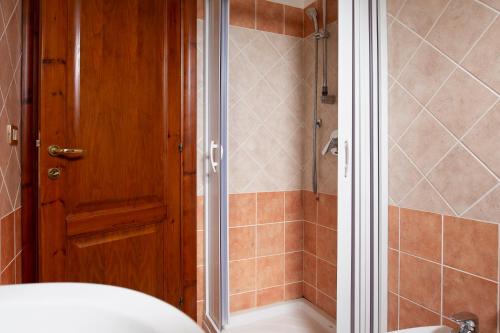 a shower with a glass door in a bathroom at Agriturismo i doni del mandorlo in Alghero
