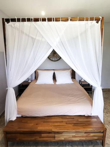 - une chambre avec un lit à baldaquin et 2 oreillers dans l'établissement L'Eden sous l'olivier, à Auriol