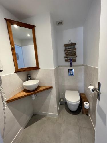 La salle de bains est pourvue d'un lavabo et de toilettes. dans l'établissement Hostellerie Provencale, à Port-Cros