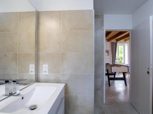 een badkamer met een wit bad en een wastafel bij Gîte Terrasson-Lavilledieu, 3 pièces, 4 personnes - FR-1-616-263 in Terrasson