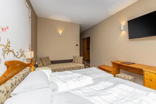 Una cama o camas en una habitación de Hotel Vittoria - Ricarica l'anima