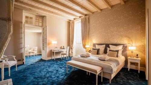 Un pat sau paturi într-o cameră la L'Abbaye De Villeneuve