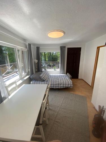 uma sala de estar com uma mesa e uma cama em Domek letniskowy Wielonek 4 em Cierplewo