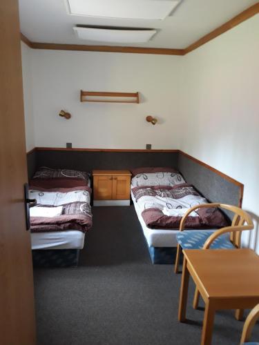 מיטה או מיטות בחדר ב-Rekreační středisko Královec