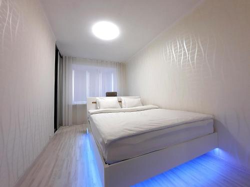um quarto branco com uma cama num quarto em Червоне і біле Мережа квартир Alex Apartments Документи для відряджень Безконтактне заселення 24-7 em Poltava