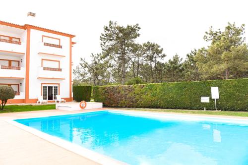 a swimming pool in front of a building at 19 Aldeia Viriato in Casal da Lagoa Seca