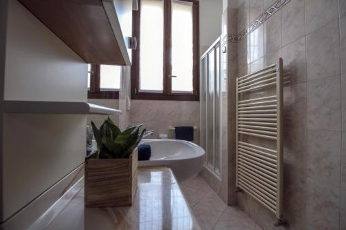 een badkamer met een bad en een wastafel bij Appartamento lungo il Sentiero del Viandante Lecco in Lecco