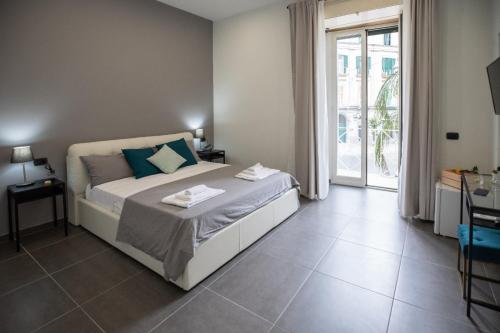 Posteľ alebo postele v izbe v ubytovaní Doria Suites Napoli